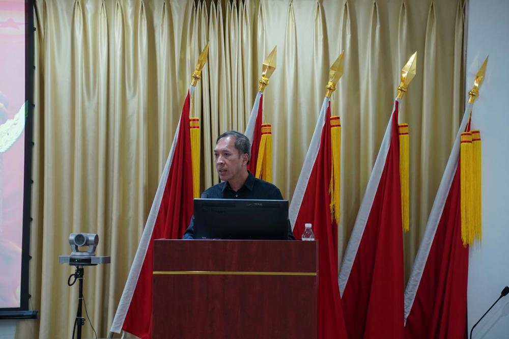 学校党委组织部副部长宁徳勇同志做培训