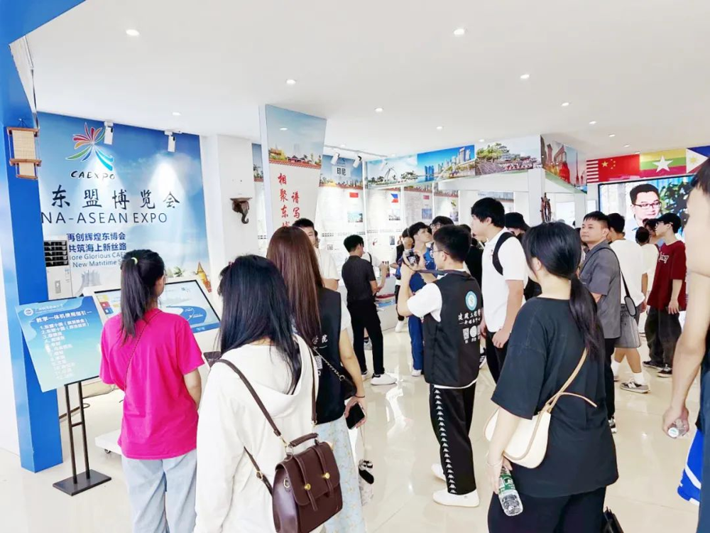 同学们参观太平古城文创街