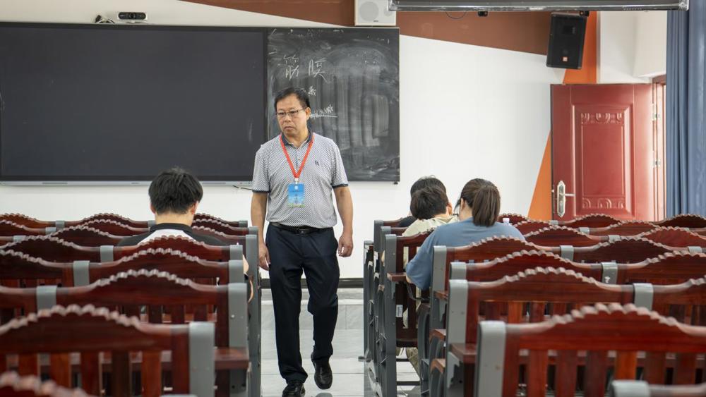 校长监考(郑洁钰)