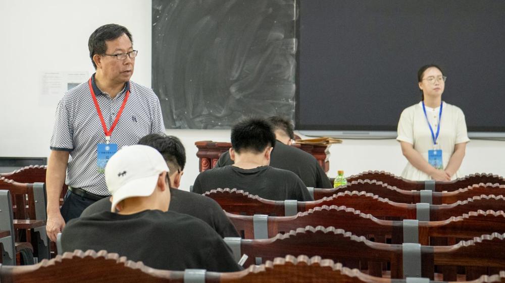 校长监考(郑洁钰)2