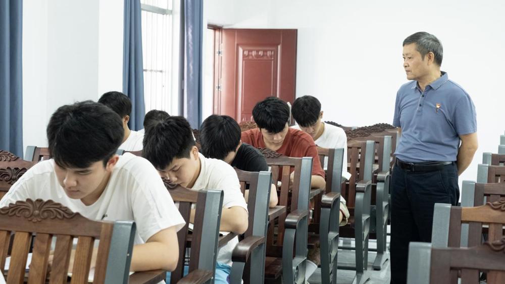 书记巡考（卢柳萍摄） (1)