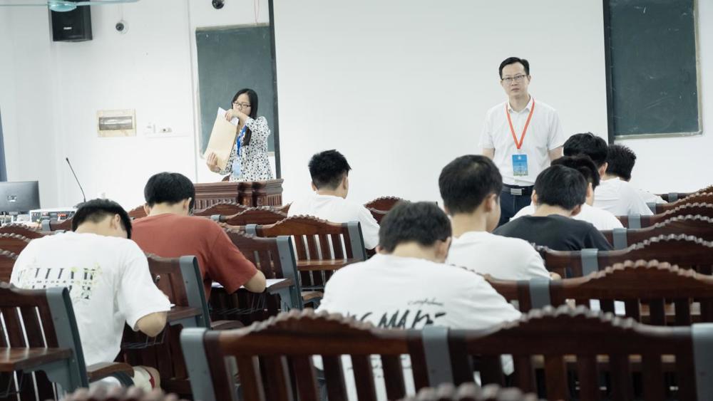 唐臣院长巡考大景(卢柳萍摄)