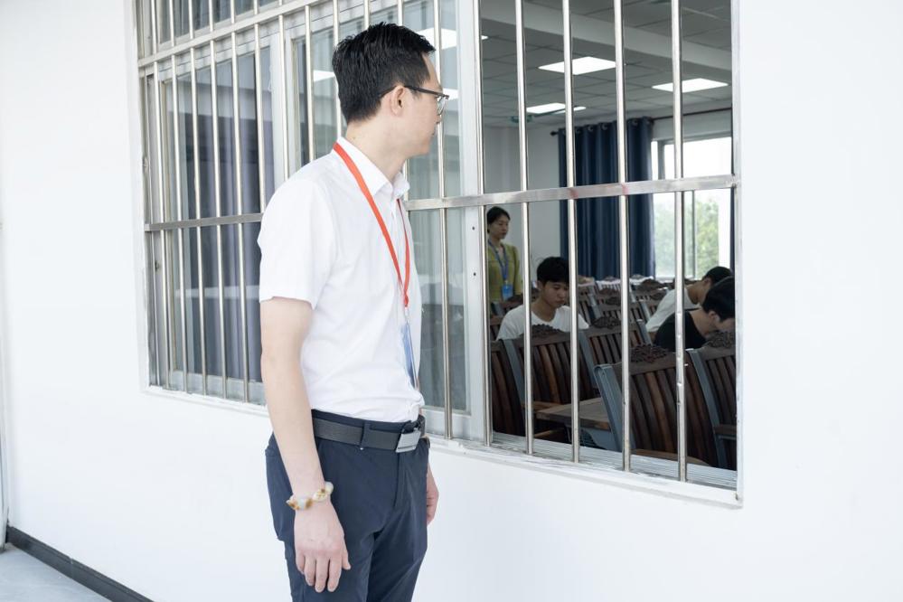 唐臣院长巡考（卢柳萍摄）