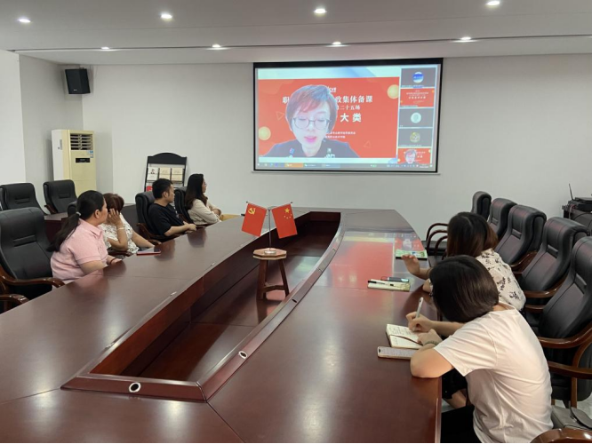 参会教师认真听讲并做笔记