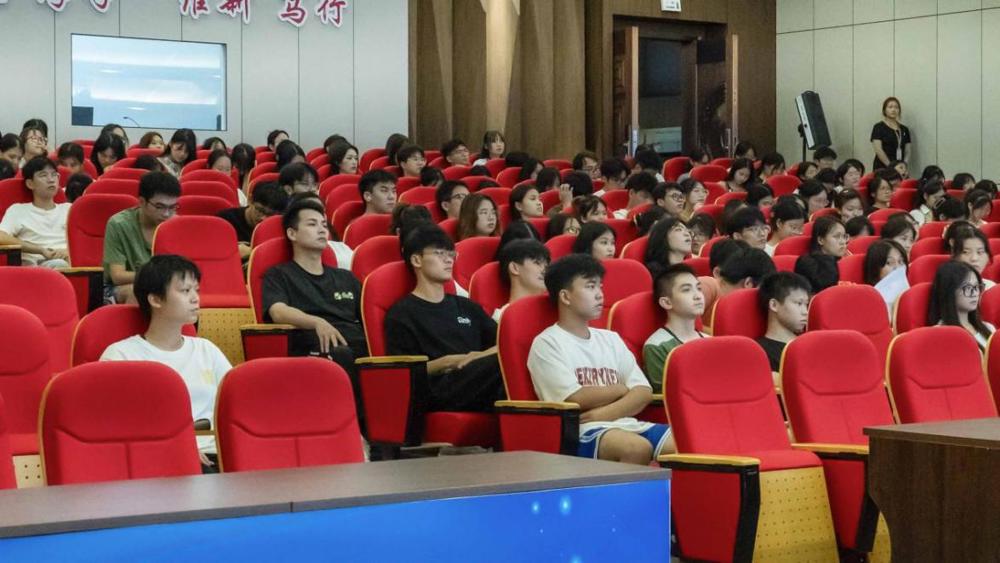 学生认真听讲(陈劲 摄)
