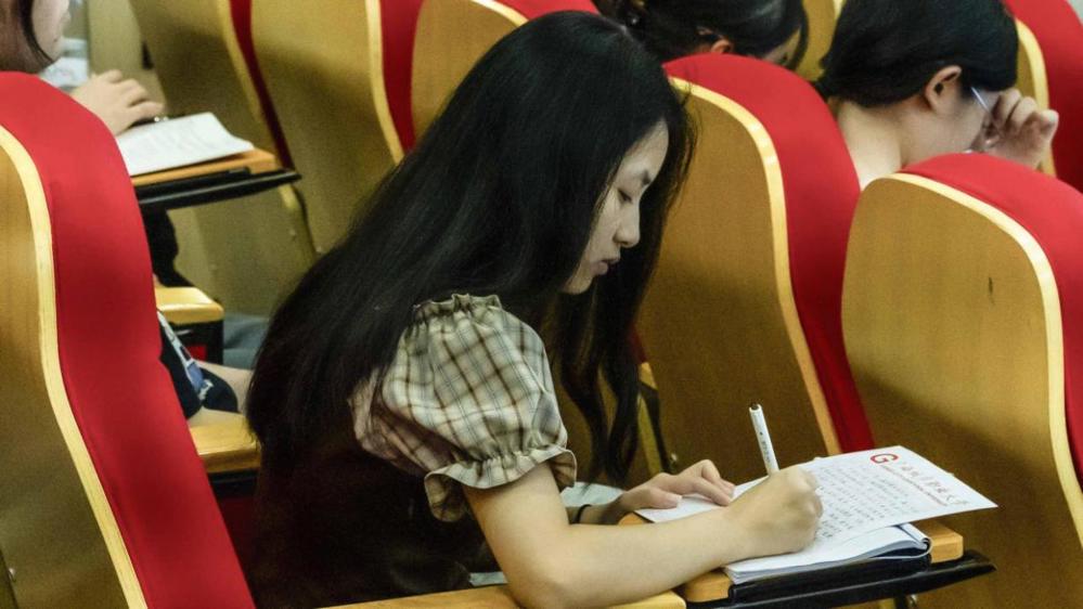 学生认真做笔记(陈劲 摄)