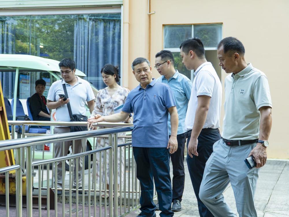 总书记检查建筑开学准备工作(刘春玫摄)