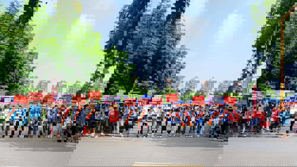 志愿者在迎接新生