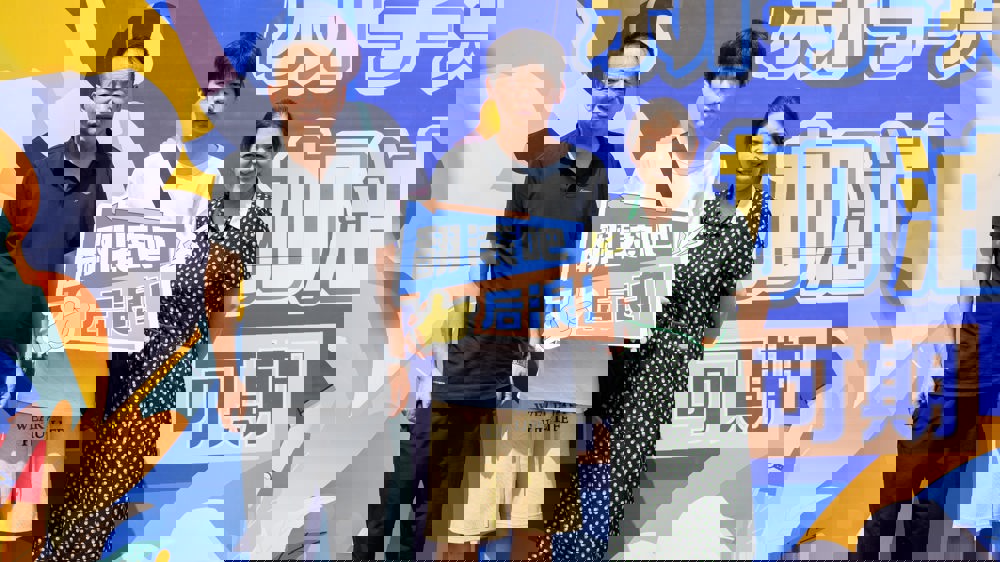 新生与家长合影留念 