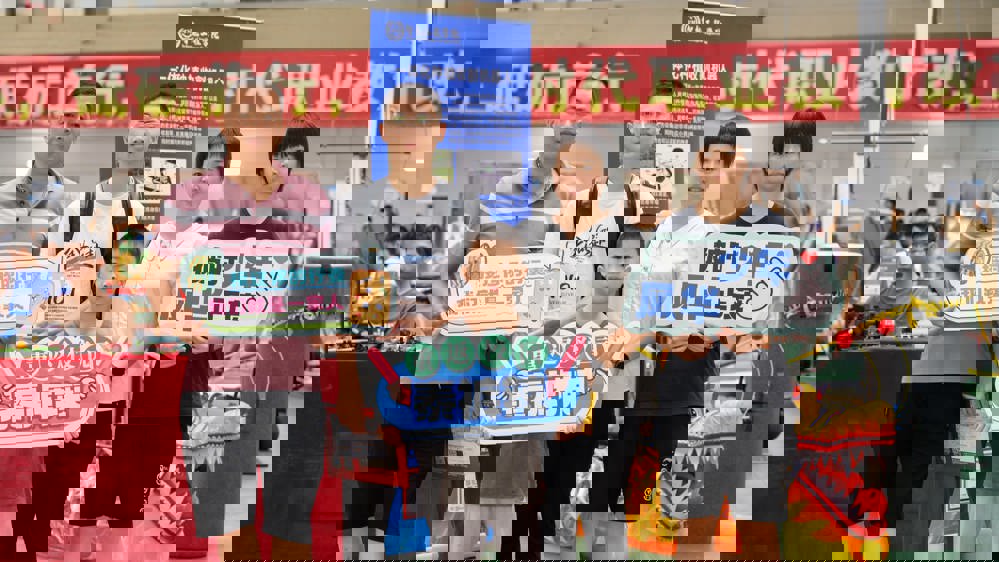 新生与家长合影留念 新生与家长合影留念