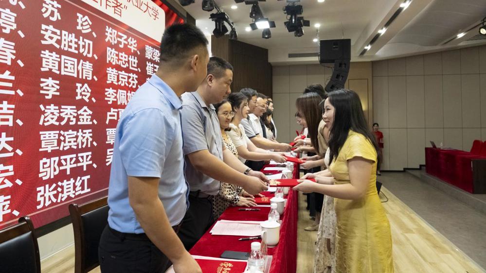 颁奖-优秀教师l领奖(刘春玫摄)