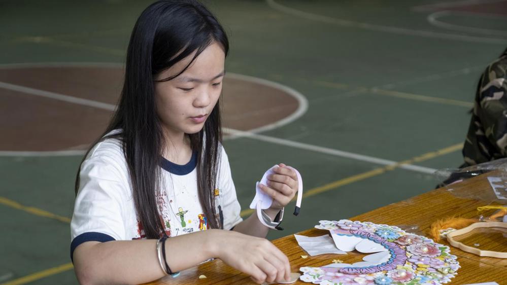 学生绣花(陈劲 摄)