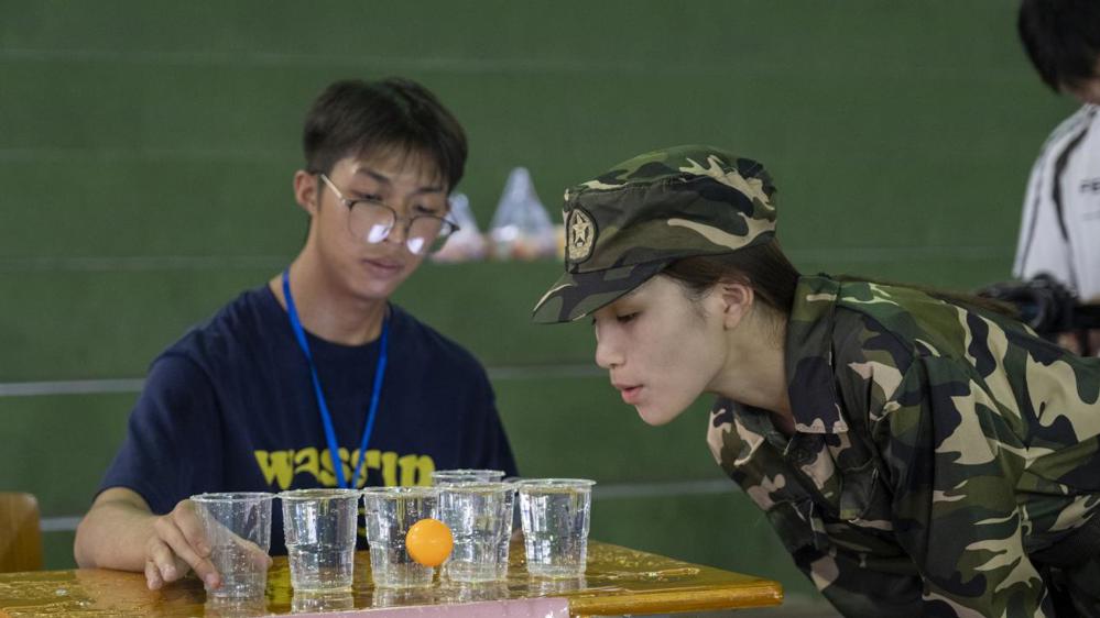 学生参加吹乒乓球活动(陈劲 摄)