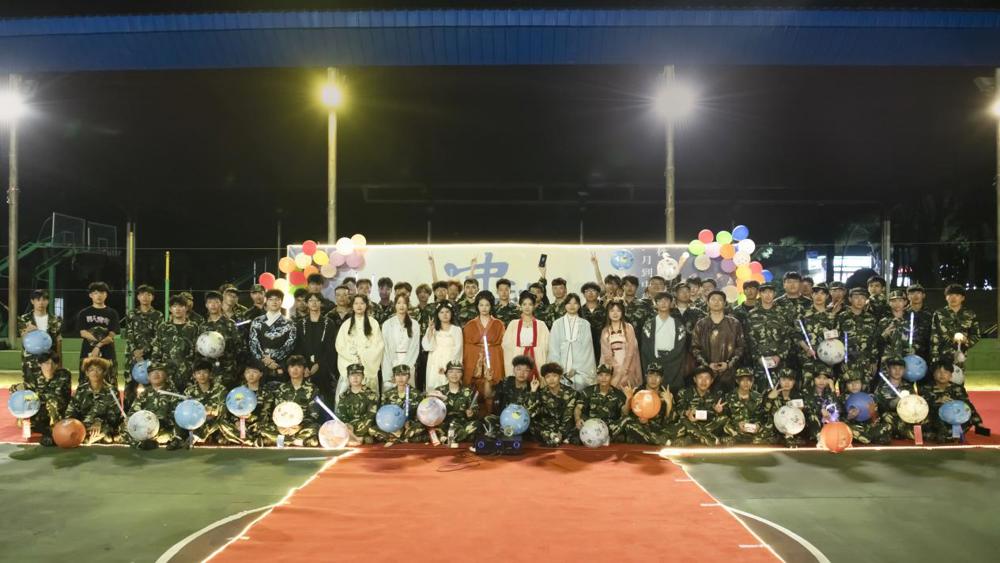 晚会大合影(卢柳萍摄)