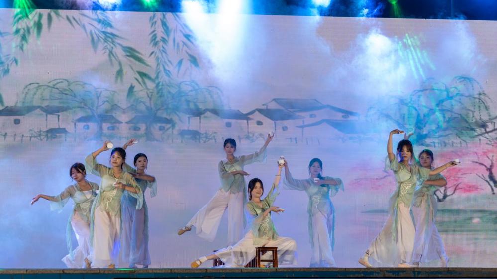 百展茶妹(陈劲 摄) (2)