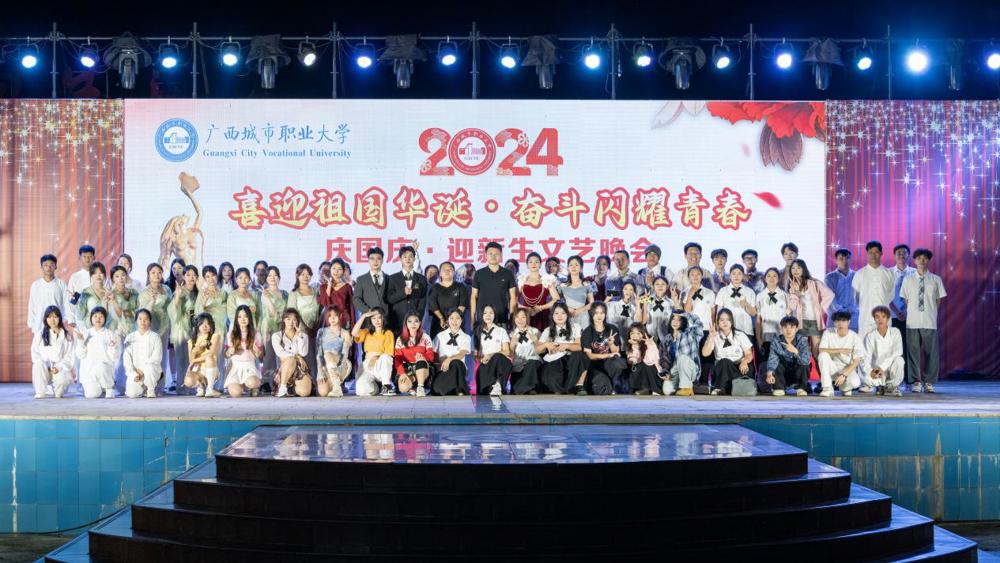 晚会演员和老师合影(黄承旺摄)