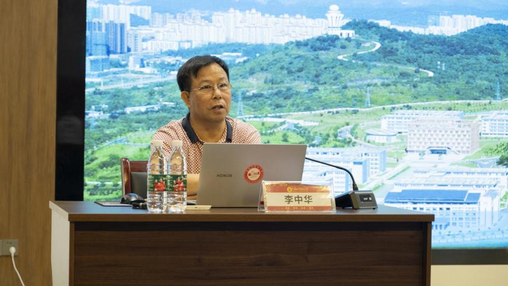 讲座校长特写(刘春玫摄)