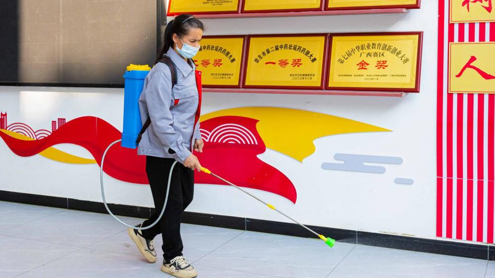 保洁人员在进行消杀工作中(黎火兰摄) (3)