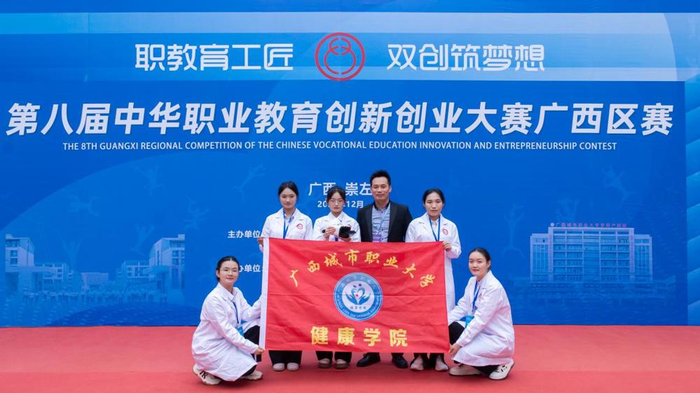 我校参赛选手合影(左翊摄) (2)