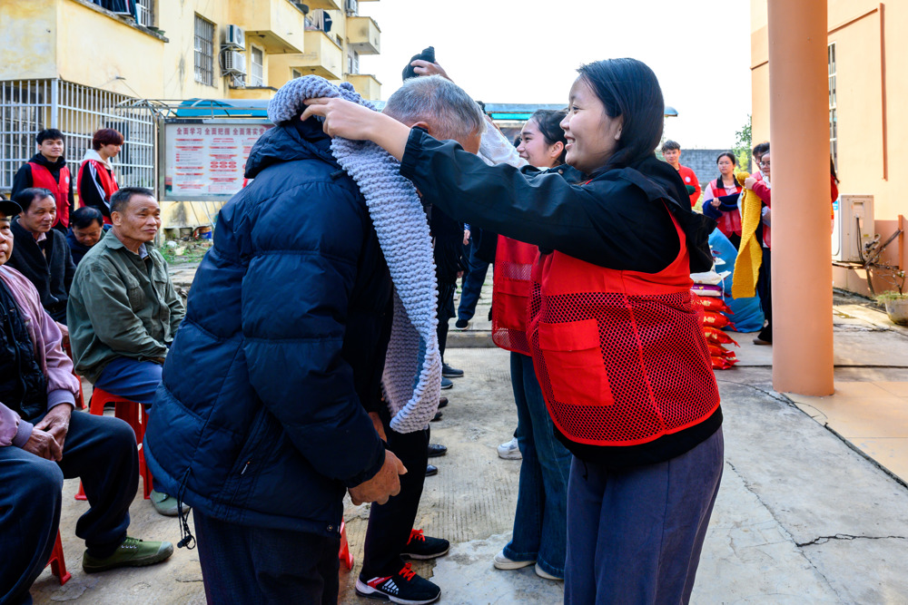 同学们正在给退役老兵带围巾 (1)