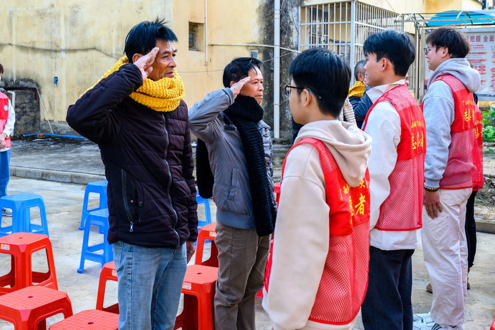 退役老兵们以敬礼的方式向同学们表示感谢