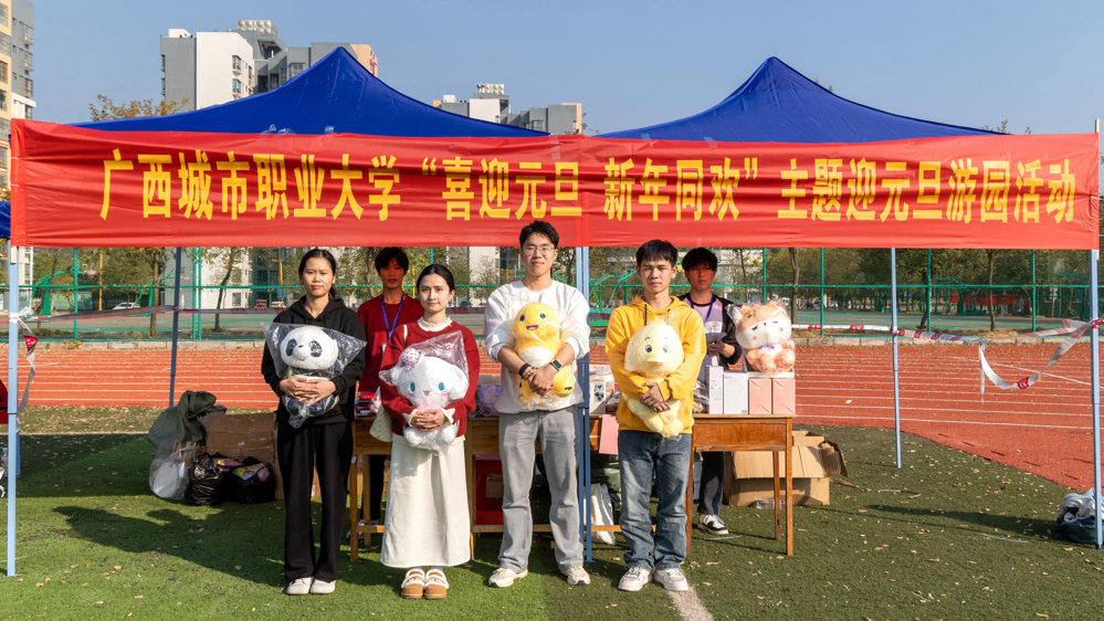 同学和奖品合照 (2)