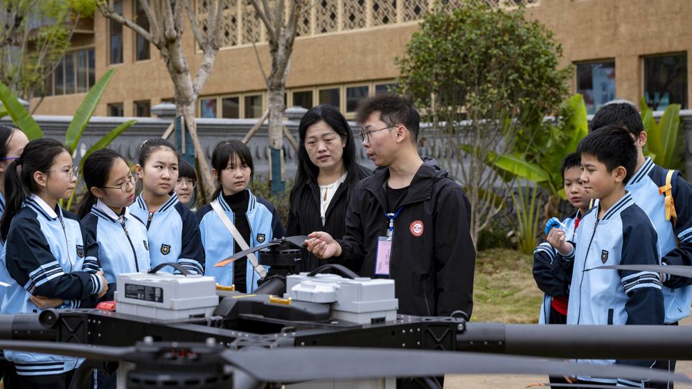工作人员讲解无人机知识