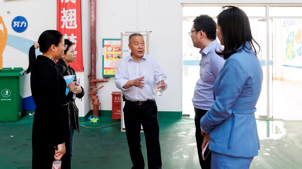 孙登林校长检查体育馆