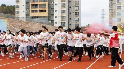 “缤纷校庆 奔跑青春”——我校20周年校庆校园彩虹跑活动圆满落幕