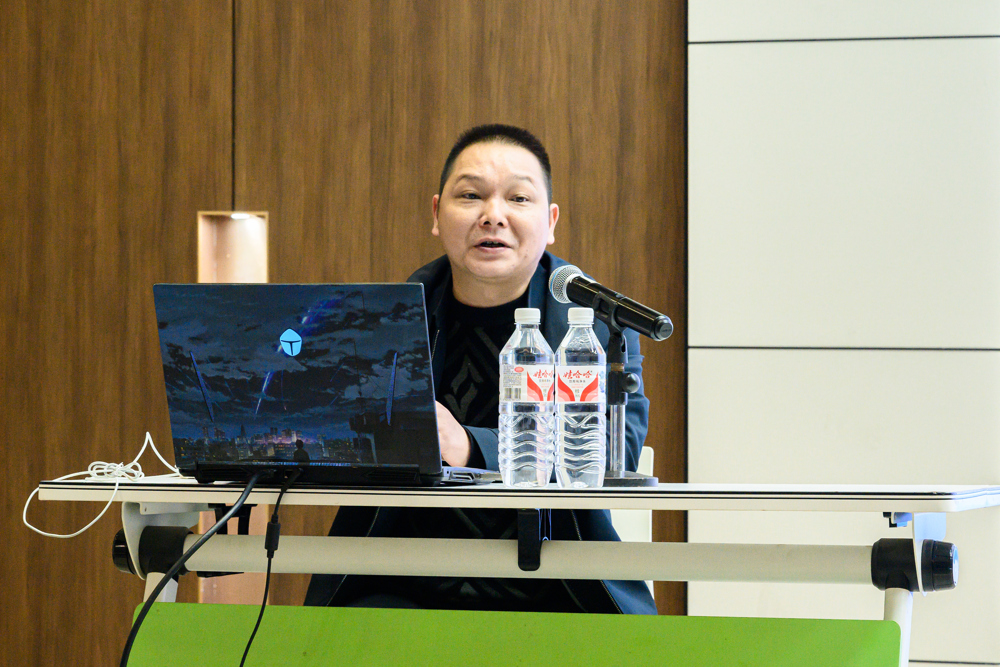 何老师正在给同学们培训（2）