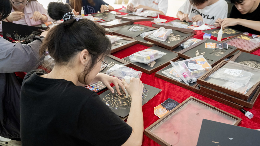 学生在制作非遗手工业（1）