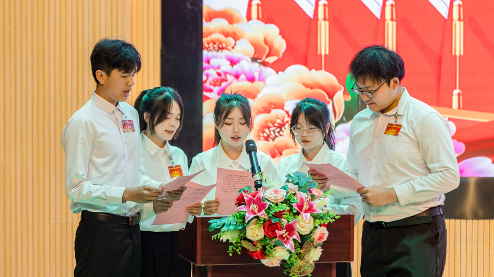 当选学生会主席团成员宣读倡议书