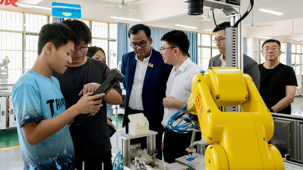 格乐大学的领导们观看我校学生实操作业 (3)