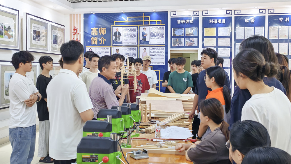 杨老师正在讲解四梁八柱 (2)_1