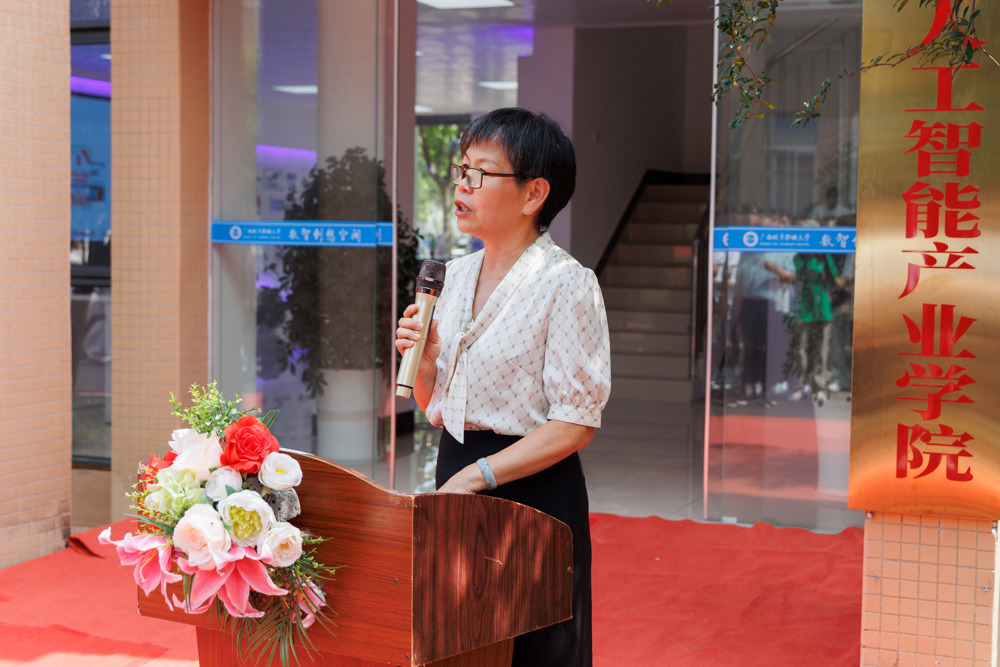 崇左市市场监督管理局四级调研员张露 (1)