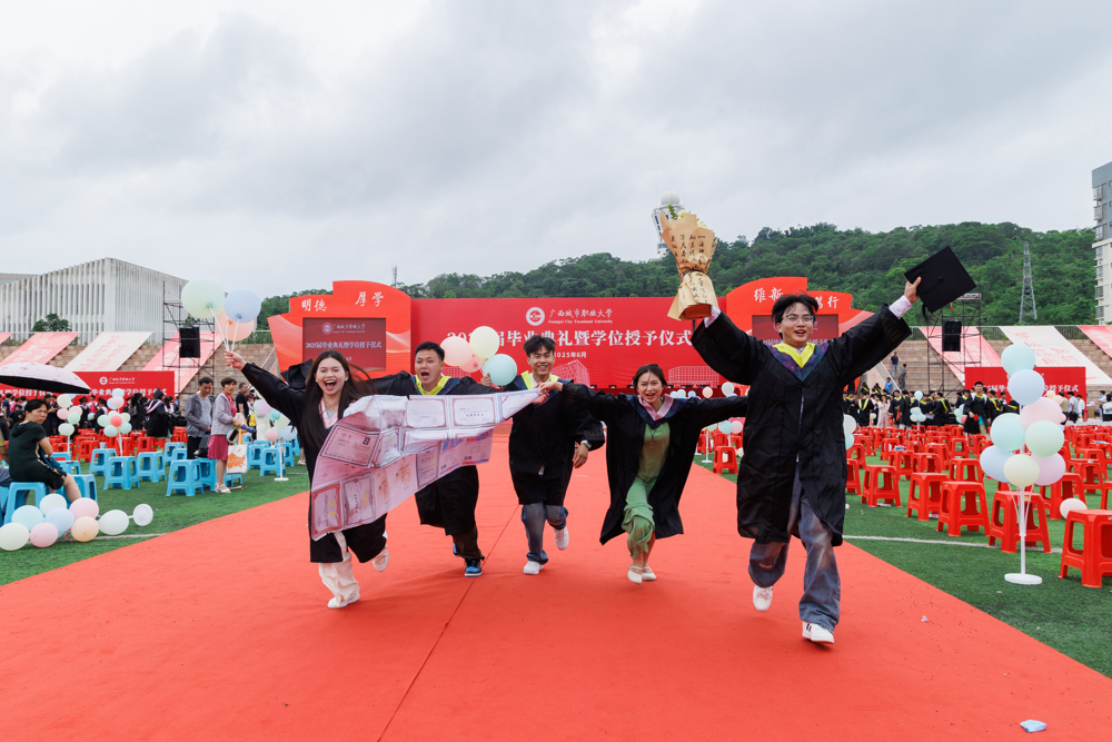 毕业生在毕业典礼现场合影留念 (5)