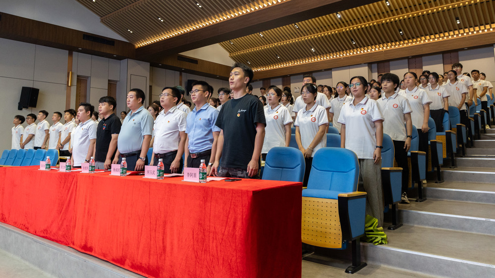 全体领导老师与青年代表齐唱中华人民共和国国歌（崇左校区）