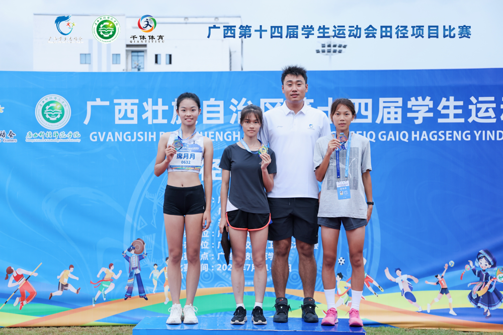 颁奖现场：蓝玮同学最右边