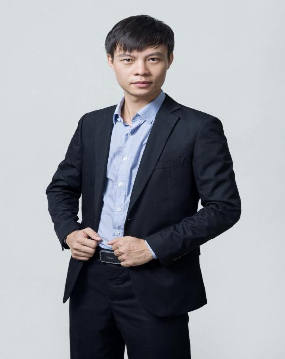 覃卫杰  传媒中心副主任   副教授   导演